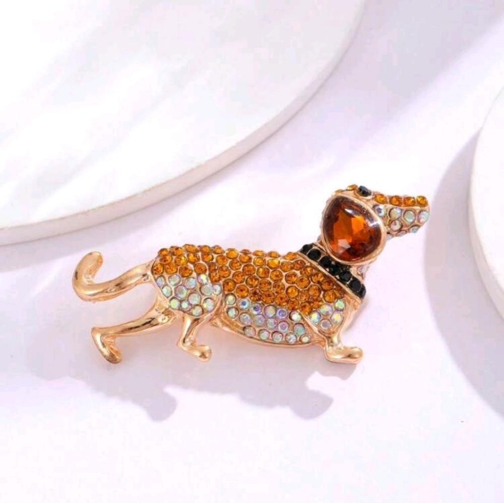 Gold & ⁰Orange Dog Brooch